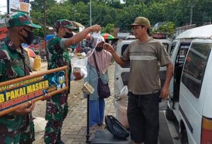 Ajak Warga Pakai Masker, Anggota Koramil Perbatasan Jateng-Jatim Rutin Gelar Operasi Gakplin Prokes