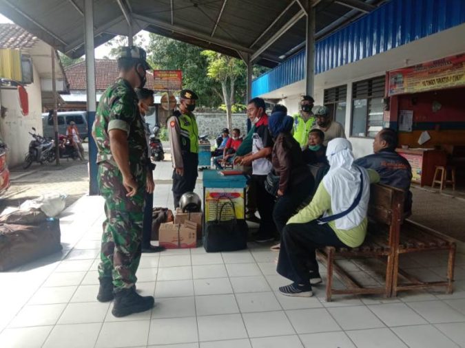 Ajak Warga Selalu Memakai Masker, Koramil 19/Purwantoro Dan Polsek Laksanakan Patroli