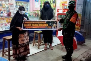 Ajak Warga Selalu Pakai Masker, Anggota Koramil 21/Bulukerto Terus Berikan Himbauan Protkes