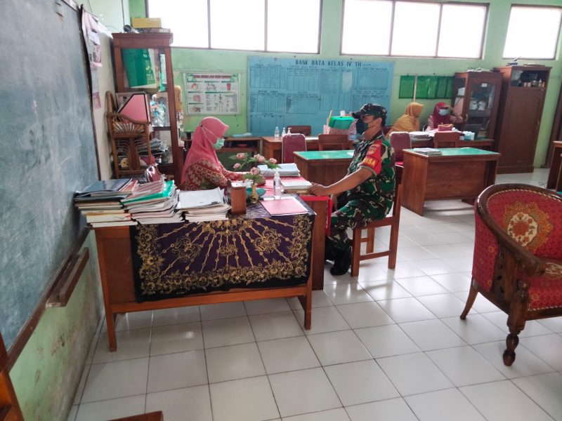 Aktif Selalu di Wilayah Binaan, Babinsa Jurangjero Komsos Dengan Kepala Sekolah