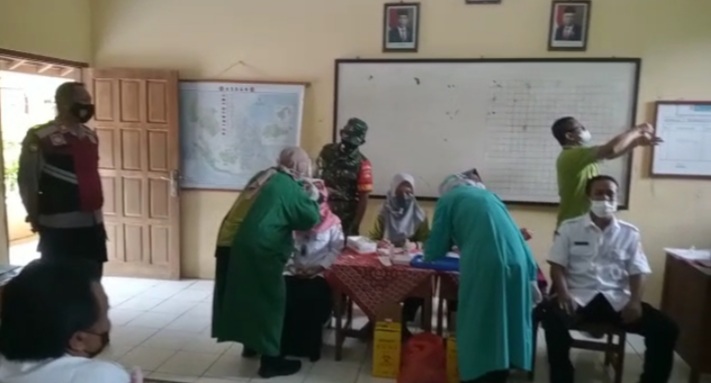 Anggota Koramil Bersama Polsek Jatisrono Dampingi Pengambilan Sampling Rapid Tes Antigen Di SDN 1 Dan 2 Gunungsari