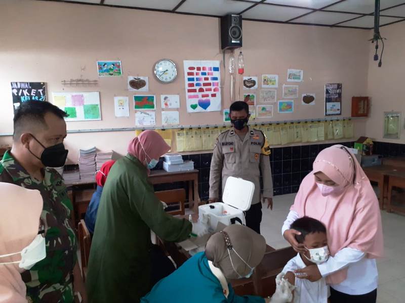 Antusias Anak SD Jenengan Saat Vaksin Didampingi TNI Polri