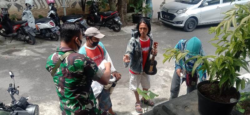 Kompak..!! Babinsa Bersama Linmas Bagikan Masker Kepada Warga