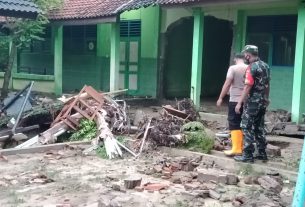 Babinsa Dan Bhabinkamtibmas Kemusu Siaga, SMA N I Kemusu Terendam Banjir