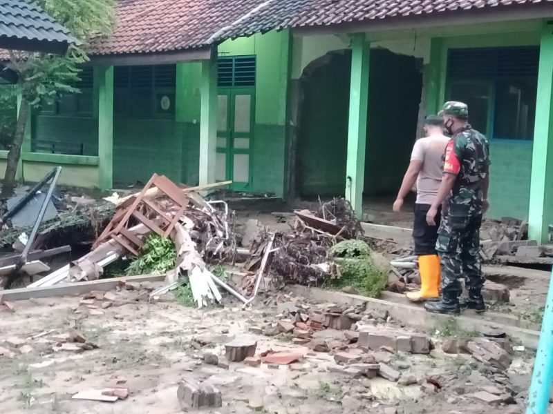 Babinsa Dan Bhabinkamtibmas Kemusu Siaga, SMA N I Kemusu Terendam Banjir