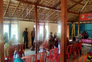 Babinsa Dan Bhabinkamtibmas Sukorejo Dampingi Pelaksanaan Vaksinasi Di Desa Binaan