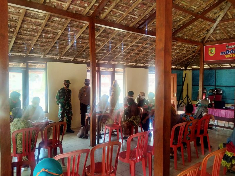 Babinsa Dan Bhabinkamtibmas Sukorejo Dampingi Pelaksanaan Vaksinasi Di Desa Binaan