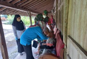 Babinsa Kawal Lansia Desa Sambi Dapatkan Vaksin Dosis 2