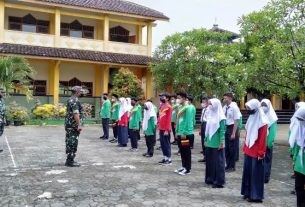 Babinsa Koramil 04/Nguntoronadi Berikan Latihan Dasar Kepemimpinan (LDK) Kepada Pengurus OSIS MTs N 4 Wonogiri
