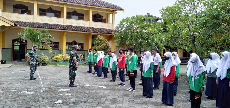 Babinsa Koramil 04/Nguntoronadi Berikan Latihan Dasar Kepemimpinan (LDK) Kepada Pengurus OSIS MTs N 4 Wonogiri