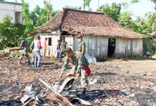 Babinsa Koramil Malo Bojonegoro bantu Pembersihan Puing-Puing Rumah Warga Singkal