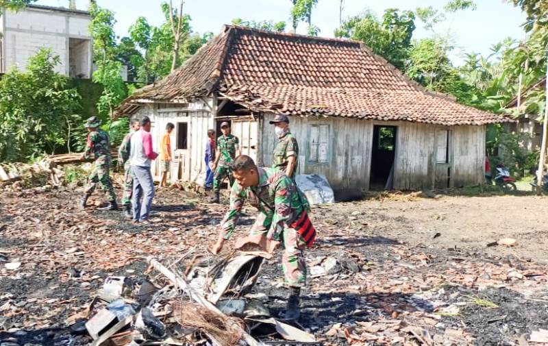 Babinsa Koramil Malo Bojonegoro bantu Pembersihan Puing-Puing Rumah Warga Singkal