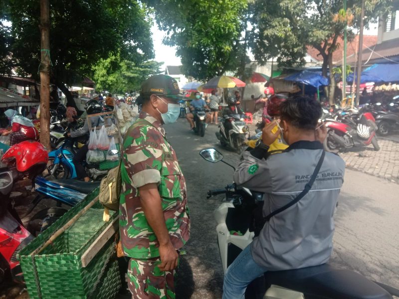 Babinsa Mojosongo Beri Himbauan Prokes Dan Terapkan PPKM di Pasar Tradisional