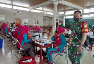 Kompak, Babinsa Serda Jamaludin dan Bhabinkamtibmas Pantau Serbuan Vaksin di Wilayah Binaan
