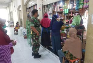 Babinsa Sewu Lakukan Pendisiplinan Prokes Pada Penerapan PPKM Level 2