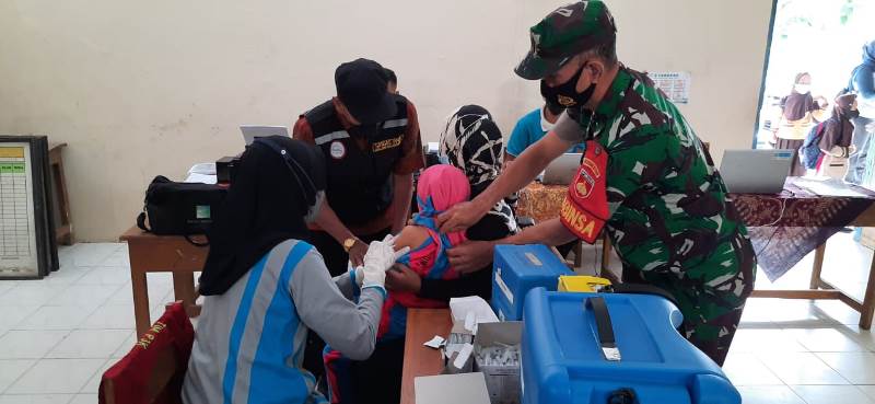 Berikan Semangat Kepada Anak-Anak, Babinsa Terus Hadir Dalam Setiap Vaksinasi