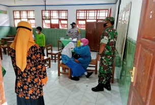 Bersama Bhabinkamtibmas, Serka Agus Heri Dampingi Anak-Anak Usia 6-11 Tahun Terima Vaksin