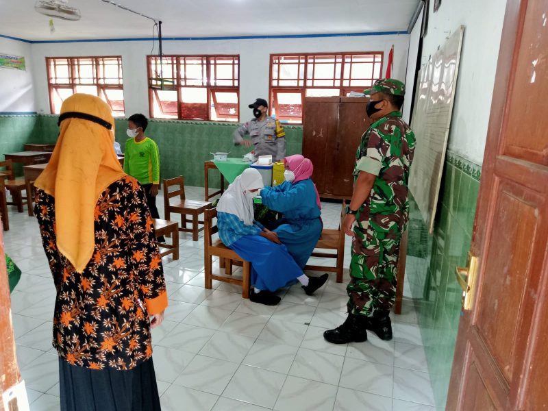 Bersama Bhabinkamtibmas, Serka Agus Heri Dampingi Anak-Anak Usia 6-11 Tahun Terima Vaksin