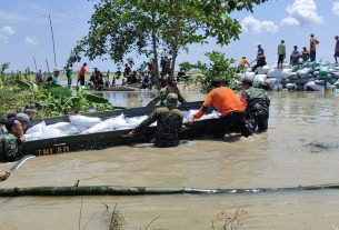 Bersama Elemen Masyarakat, Koramil Kanor Bojonegoro Karya Bakti Perbaiki Tanggul Kali Ingas