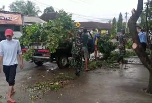 Bersama Warga, Anggota Koramil 16/Jatiroto Gotong-Royong Bersihkan Lingkungan