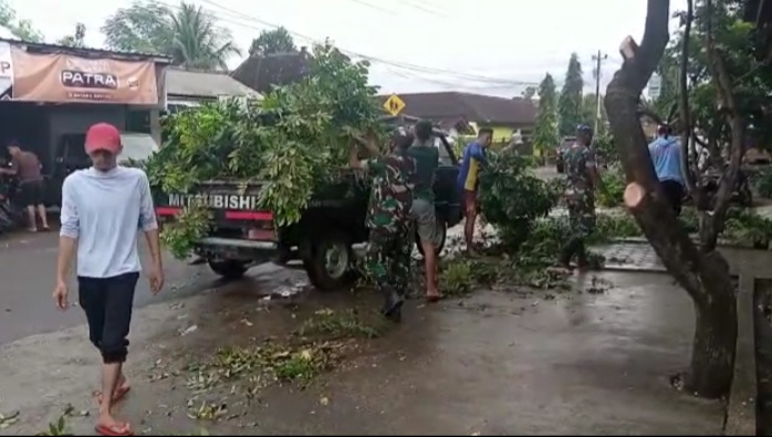 Bersama Warga, Anggota Koramil 16/Jatiroto Gotong-Royong Bersihkan Lingkungan