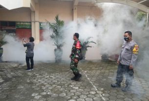 Cegah DBD Meluas, Babinsa Dampingi Fogging di Siswodipuran