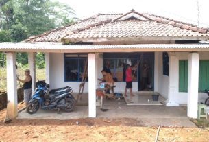 DPC AJOI Lampung Timur Gotong Royong Memperbaiki Kantor Baru