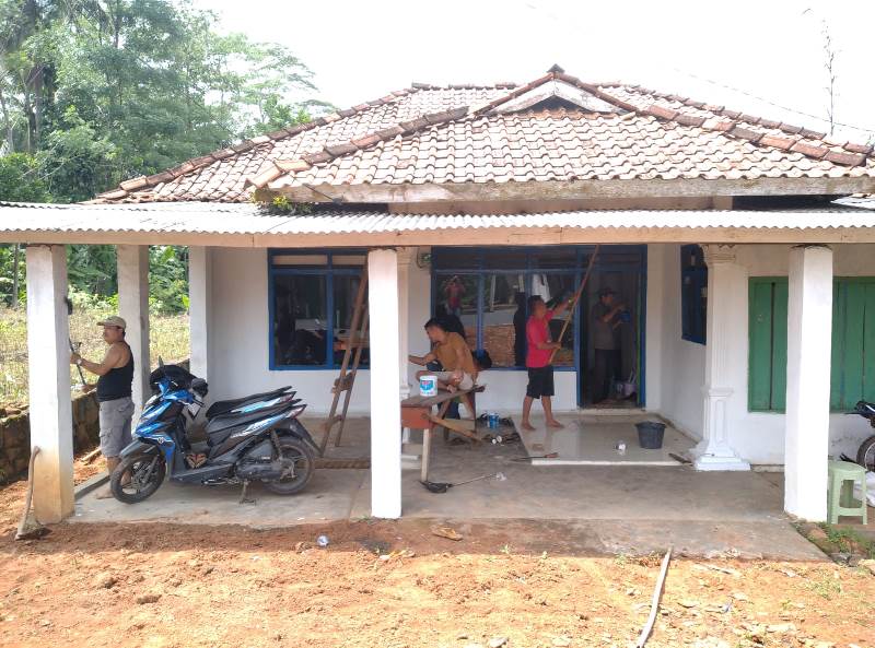 DPC AJOI Lampung Timur Gotong Royong Memperbaiki Kantor Baru
