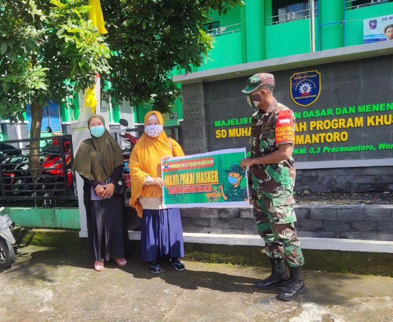 Dengan Santun, Babinsa Koramil 13/Pracimantoro Himbau Warga Selalu Memakai Masker