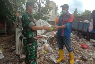 Ditengah Pandemi Covid 19, Koramil 410-06/Kedaton Berbagi Nasi Kotak Untuk Warga Wilayah Binaan