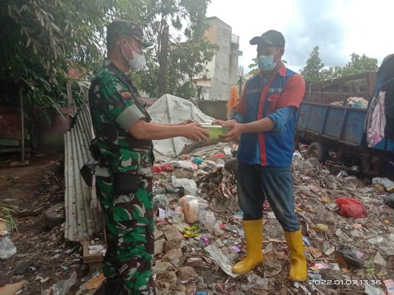 Ditengah Pandemi Covid 19, Koramil 410-06/Kedaton Berbagi Nasi Kotak Untuk Warga Wilayah Binaan