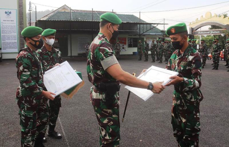 Kodim 0410/KBL Gelar Acara Koprs Raport Pindah Satuan dan Tradisi Pelepasan Dua Prajurit Terbaiknya