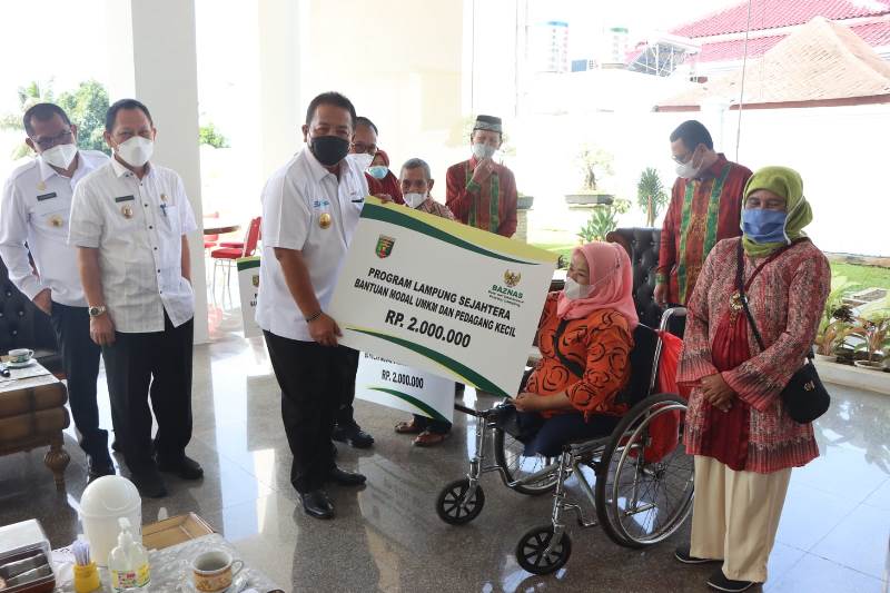 Gubernur Arinal Djunaidi Salurkan Bantuan Baznas Lampung Untuk 100 UMKM Se-Lampung