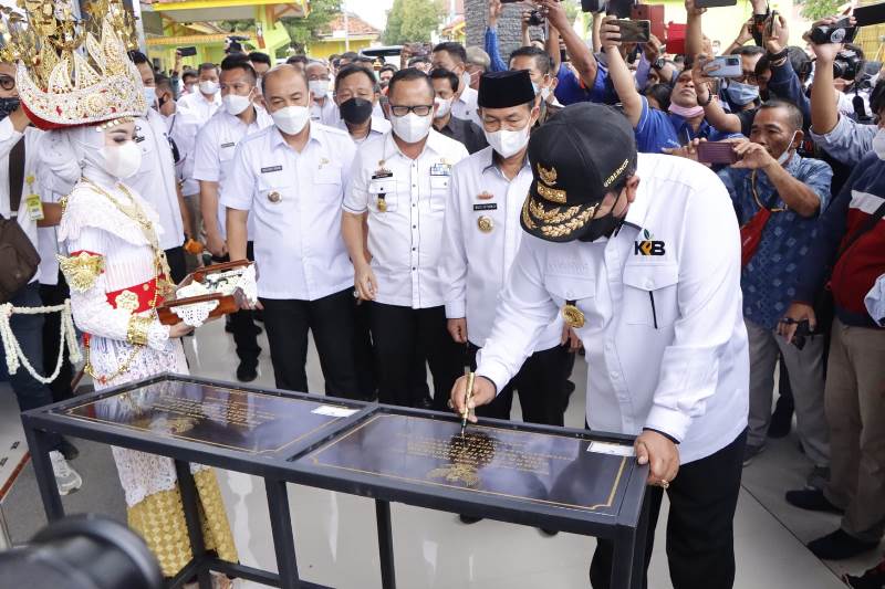 Gubernur Arinal Resmikan 31 SMKN Pusat Unggulan dan Serahkan Bantuan Untuk Masyarakat Lampung Utara