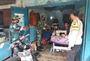 Keliling Kampung Bagikan Masker, Babinsa Jatiroto Imbau Warga Patuhi Prokes