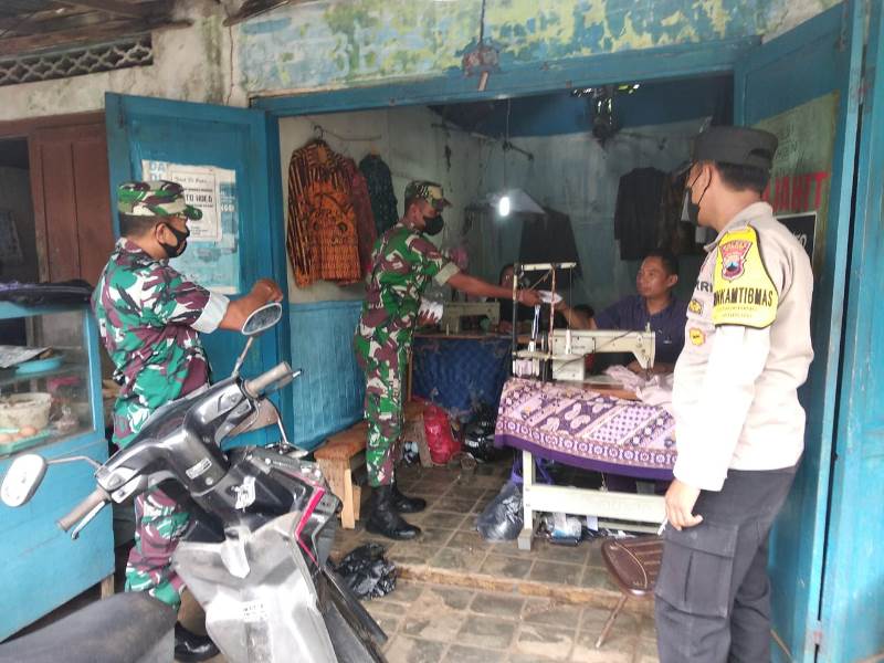 Keliling Kampung Bagikan Masker, Babinsa Jatiroto Imbau Warga Patuhi Prokes