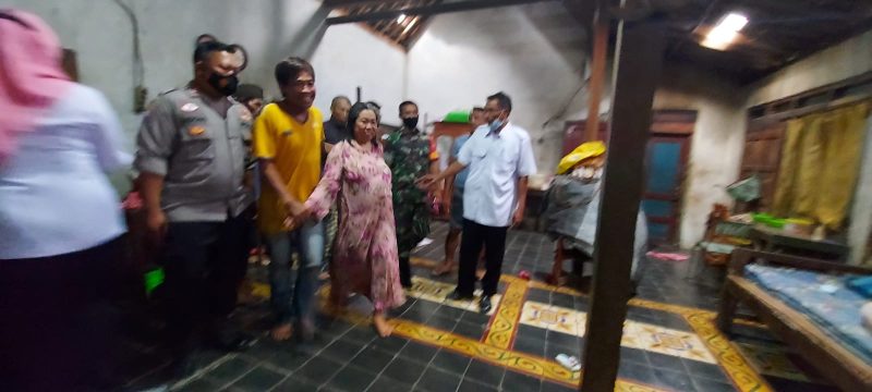 Kepedulian Babinsa Koramil 05/Kedawung Membantu Evakuasi ODGJ Di Desa Binaan