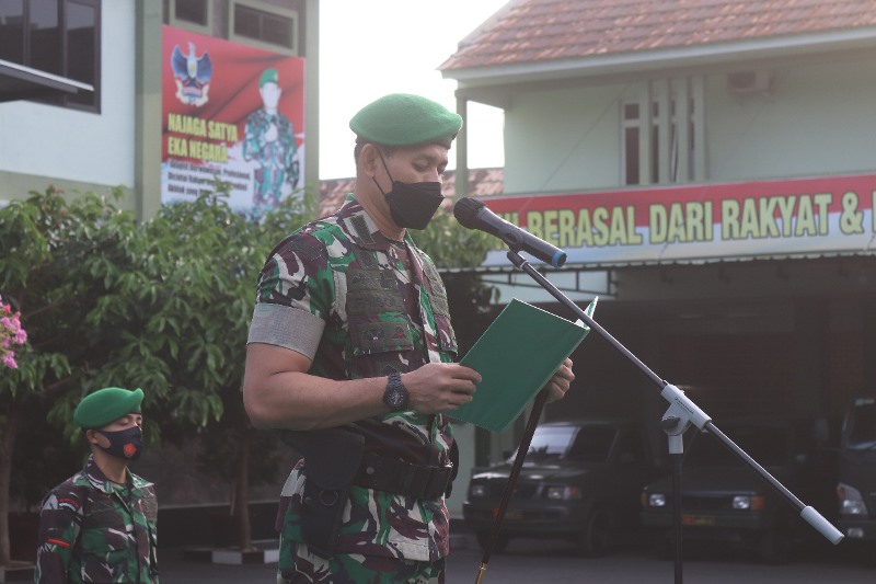 Kolonel Faisol Izuddin Karimi Pimpin Upacara Pengibaran Bendera Merah Putih di Makodim 0410/KBL