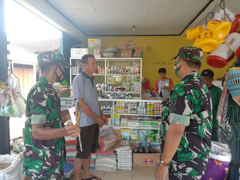 Kunjungi Pasar, Ini Yang Dilakukan Anggota Koramil Jatiroto Kepada Warga