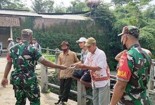 Kunjungi Pasar Hewan, Ini Yang Dilakukan Anggota Koramil 17/Sidoharjo Kepada Warga