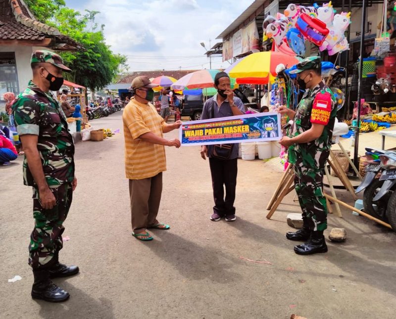 Kunjungi Tempat Umum, Ini Yang Dilakukan Anggota Koramil Ngadirojo Kepada Warga