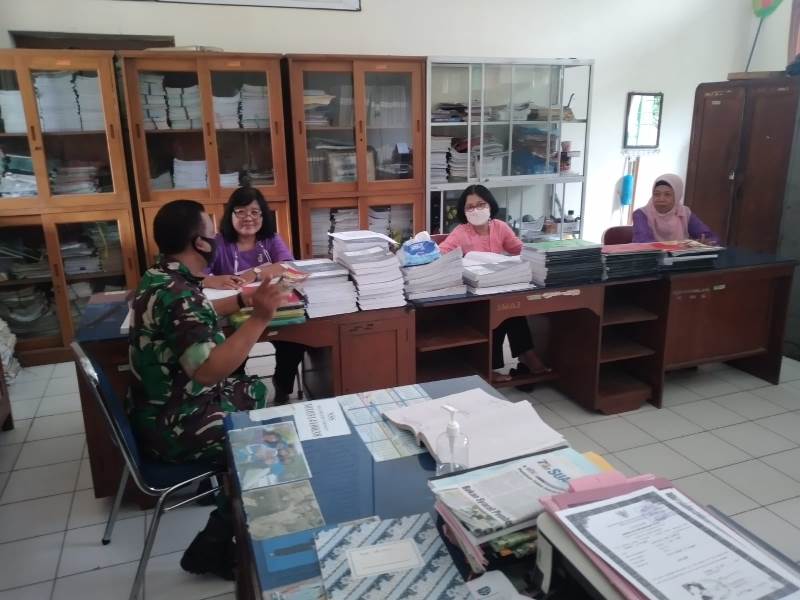Melalui Komsos, Babinsa Sragen Ingatkan Guru Dan Murid Terapkan Prokes di Sekolah