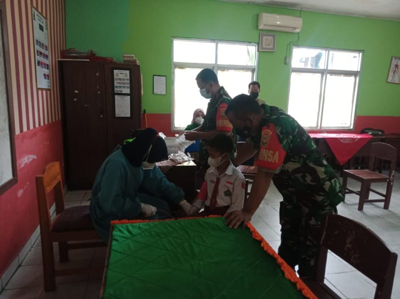 Koramil 410-06/KDT Menggelar Serbuan Vaksin Untuk Pelajar MIN 1 Tanjung Karang