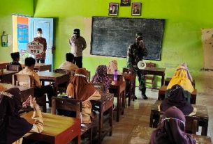 Optimalkan Edukasi Prokes Babinsa Kemusu Datangi Sekolah