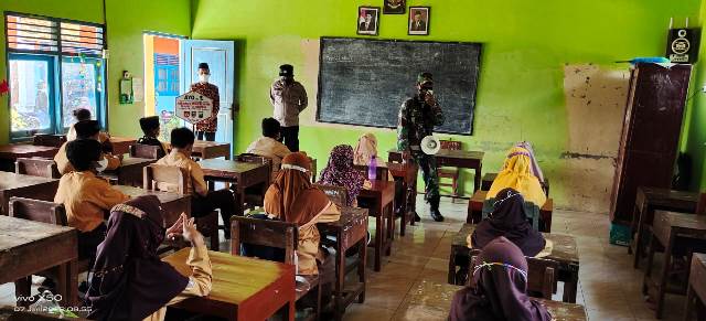 Optimalkan Edukasi Prokes Babinsa Kemusu Datangi Sekolah