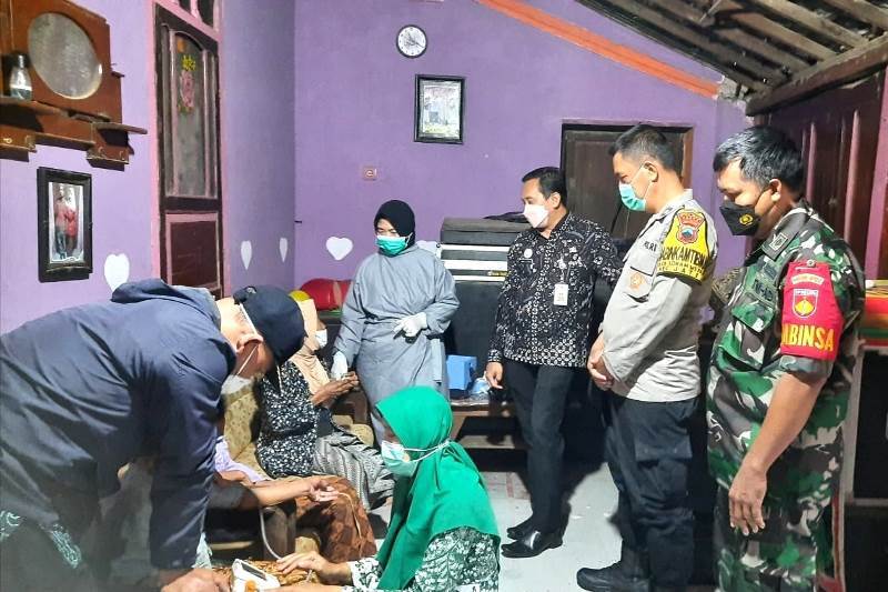 PUSKESMAS NGEMBAL KULON GELAR VAKSINASI DOOR TO DOOR