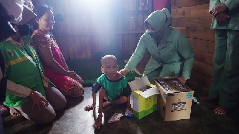 Peduli Anak Gizi Buruk Persit Kartika Chandra Kirana Cabang XLIX Kodim 0426/TB Lakukan Bhakti Sosial