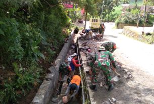 Pelda Paimin Pimpin Anggota Koramil 21/Bulukerto Laksanakan Karya Bakti Bantu Warga Perbaiki Saluran Irigasi
