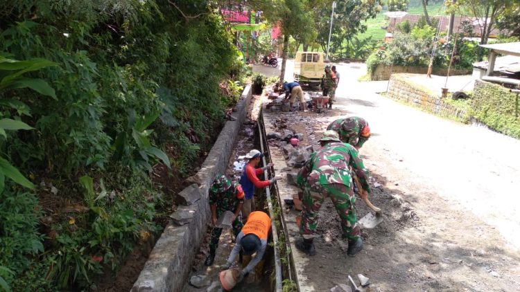 Pelda Paimin Pimpin Anggota Koramil 21/Bulukerto Laksanakan Karya Bakti Bantu Warga Perbaiki Saluran Irigasi
