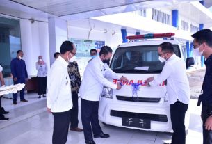 Pemkab Way Kanan Terima Bantuan Ambulance dari Bank BNI